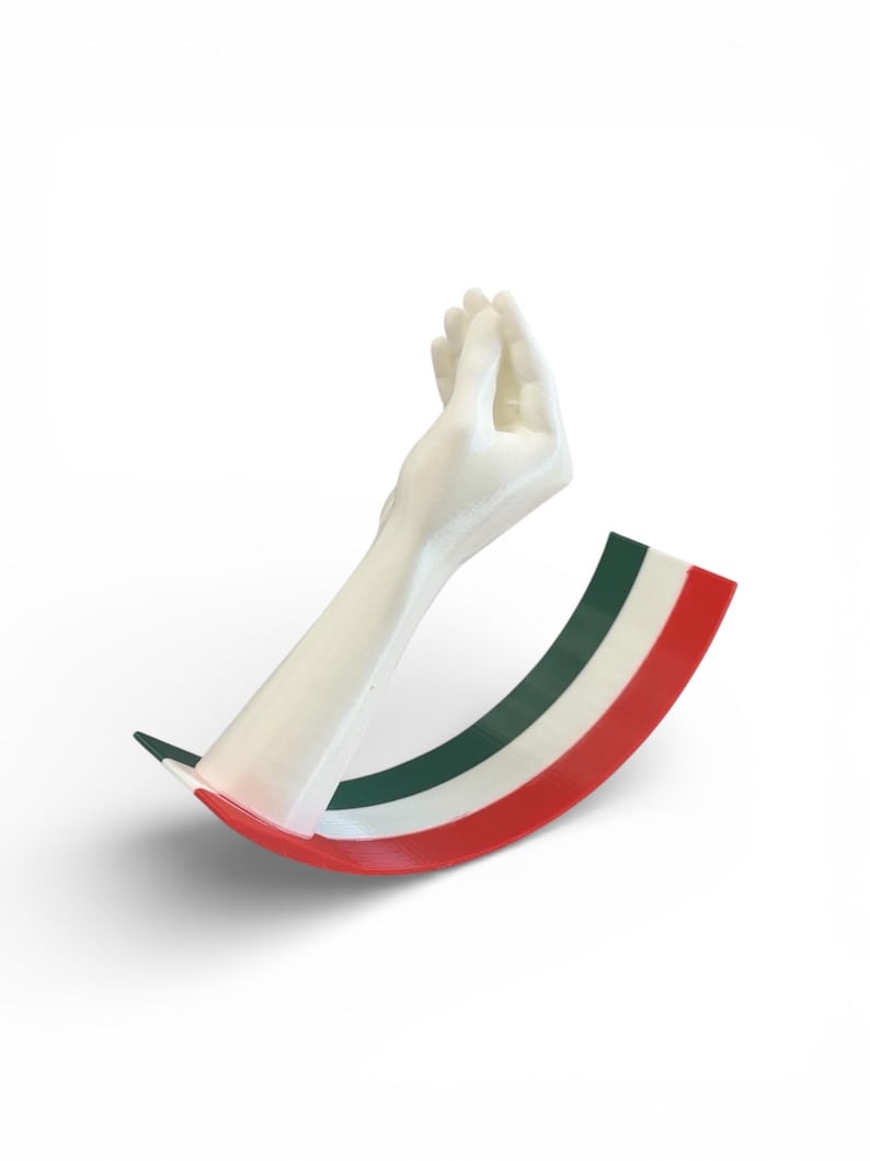 Op de afbeelding: Een witte sculptuur van een hand die het Italiaanse handgebaar maakt, met een gebogen basis in de kleuren van de Italiaanse vlag: rood, wit en groen. De sculptuur staat tegen een witte achtergrond.