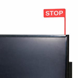 Stop Monitor Flagge – Schreibtisch Sichtschutzschild für Büro & Arbeit von zu Hause aus