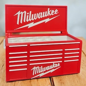 Milwaukee Toolbox Stiftehalter - Mini Werkzeugkiste Schreibtisch Organizer - Perfektes Geschenk für Bauunternehmer und Handwerker