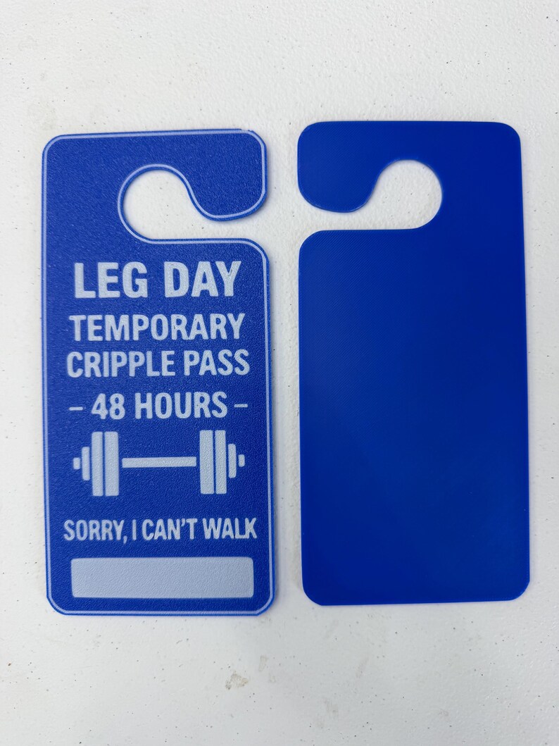 K&ouml;nnte beinhalten: Zwei blaue T&uuml;ranh&auml;nger. Einer hat den Text "LEG DAY TEMPORARY CRIPPLE PASS - 48 HOURS -" mit einer Hantel-Grafik und "SORRY, I CAN'T WALK." Der andere ist einfarbig blau.