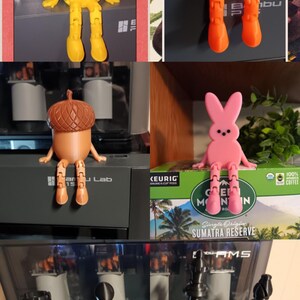 Puede incluir: Una colecci&oacute;n de figuritas impresas en 3D con extremidades articuladas. Las figuritas son una pi&ntilde;a, una calabaza, una bellota, un conejito rosa y tres piezas de ajedrez: una torre, un pe&oacute;n y una reina. Las figuritas est&aacute;n todas sentadas en varias superficies.