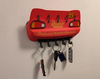 Porta-chaves inspirado em carros de corrida de desenho animado – Organizador de parede vermelho com ganchos – Presente divertido para crianças, famílias e amantes de carros