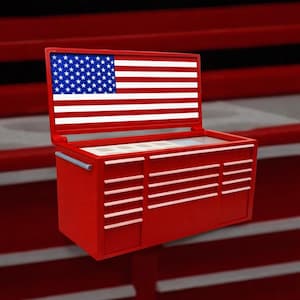 Può includere: Un cassettone rosso per attrezzi con un coperchio aperto che mostra la bandiera americana. Il cassettone ha più cassetti e scomparti e una maniglia argentata. Lo sfondo è rosso sfocato.