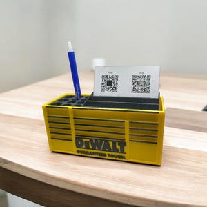 Dewalt Toolbox-houder voor visitekaartjes en pennen – mini-gereedschapskist bureauopberger – perfect cadeau voor aannemers en handelaars