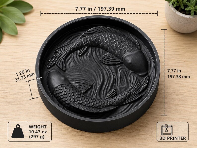 Puede incluir: Una bandeja decorativa negra y redonda con un dise&ntilde;o en relieve de dos peces koi nadando en un patr&oacute;n de olas. La bandeja tiene 197.39 mm de di&aacute;metro y 31.73 mm de profundidad. Pesa 297 g y est&aacute; impresa en 3D.