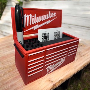 Portatarjetas y bolígrafo Milwaukee Toolbox – Minicaja de herramientas organizadora de escritorio – Regalo perfecto para contratistas y comerciantes