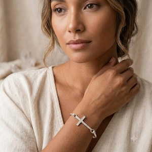 Armreif mit Kreuz aus Sterlingsilber – Kind Gifts Schmuck