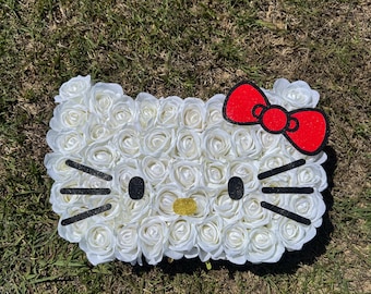 Handgemaakt op Hello Kitty geïnspireerd bloemstuk met roos (klassieke stijl)