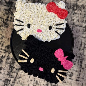 Kompozycja kwiatowa Hello Kitty w pudełku ze sztucznymi różami