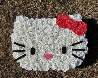 Handgemaakt op Hello Kitty geïnspireerd bloemstuk met roos