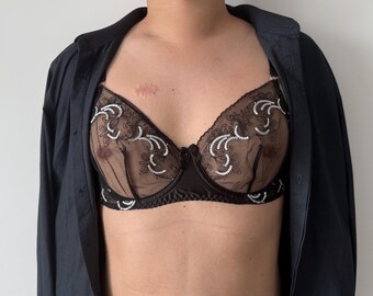 Sujetador de malla transparente con encaje negro y copa AA para hombre. Ropa interior ajustada de tallas grandes.