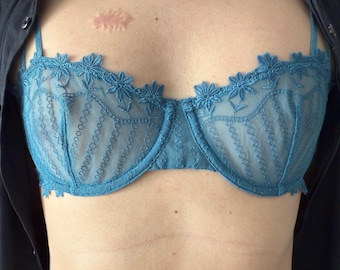 Sujetador de malla transparente con encaje rosa azul y copa AA. Tallaje ajustado. Apto para hombres.