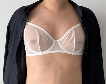 Sujetador de malla transparente con encaje blanco y copa AA para hombre. Ropa interior ajustada de tallas grandes.