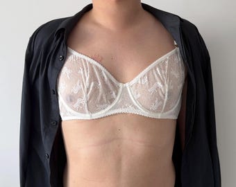 Sujetador de malla transparente con encaje blanco y copa AA para hombre. Ropa interior ajustada de tallas grandes.