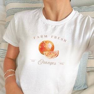 Oranges fraîches de la ferme T-shirts bébé | Chemise Euro Fruits d'été | graphique vintage aux agrumes | Haut esthétique doux pour fille | T-shirt orange Market