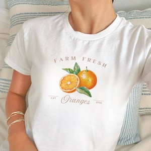 Oranges fraîches de la ferme T-shirts bébé | Euro marché aux fruits d'été | graphique vintage aux agrumes | Haut esthétique doux pour fille | T-shirt orange Market