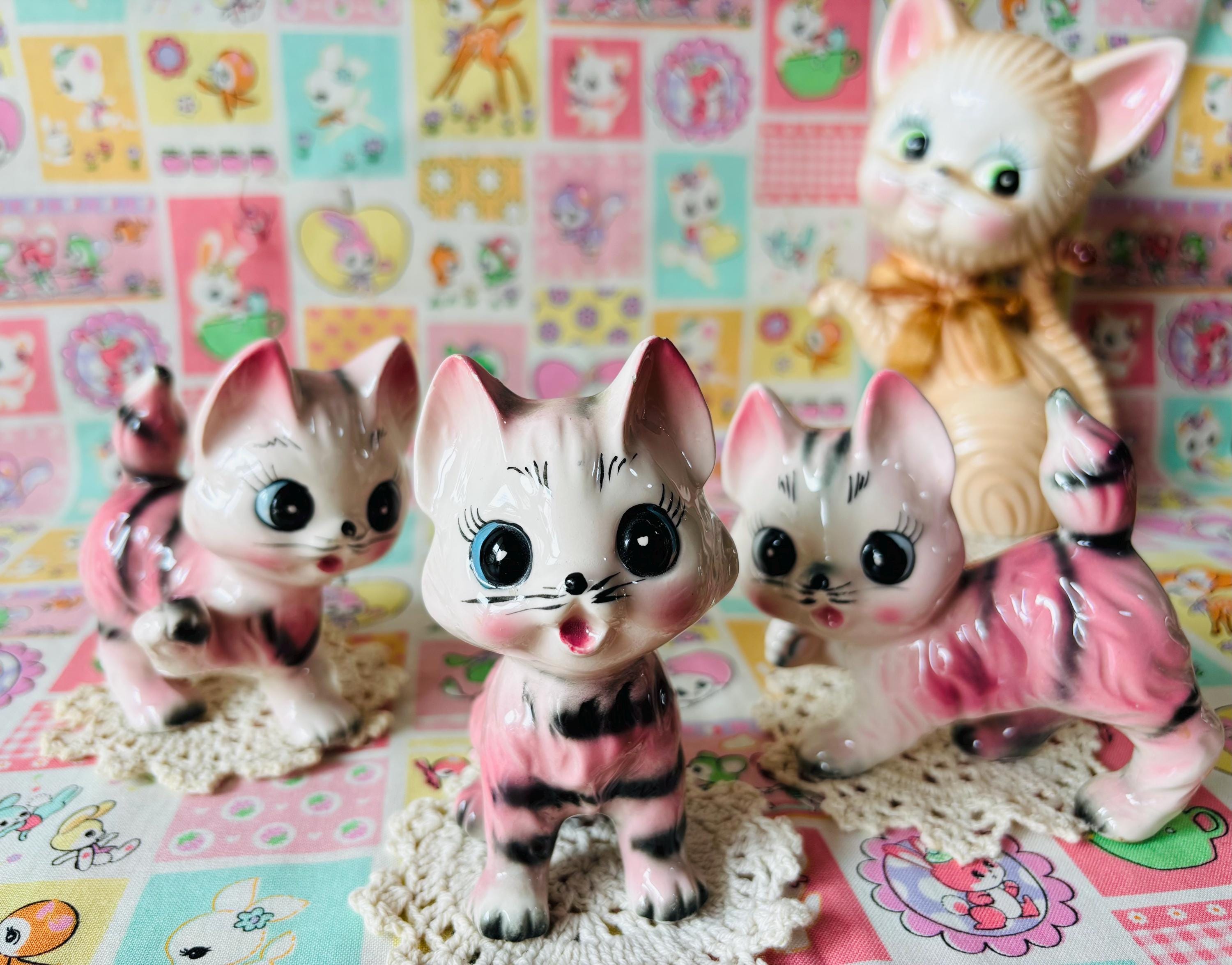 ベース kitty Kitsch Pink Tabby 3 Cat Family Vintage Kitty Decor Cute Japan