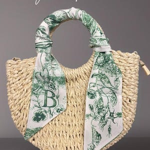 Bolsa tote pequena oval de palha de ráfia com lenço de seda personalizado com letras de A a Z | Acessório estiloso de verão | Bolsa para o dia a dia ou para viagem