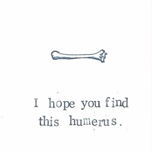 Trouvez cette carte pour humérus | Drôle de squelette anatomie science humour médical os gothique jeu de mots d'anniversaire ringard remise des diplômes étrange carte d'Halloween