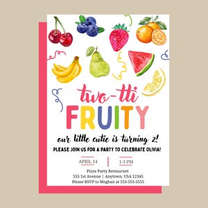 Puede incluir: Una colorida invitación con ilustraciones de acuarela de frutas como cerezas, arándanos, fresas, naranjas, plátanos, peras, sandía y rodajas de limón. El texto dice "two-tti FRUITY" y anuncia la fiesta de cumpleaños de Olivia.