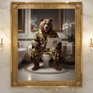 Può includere: Un'opera d'arte incorniciata raffigura un orso in un lussuoso bagno, con occhiali e un accappatoio fantasia, seduto su un water mentre legge il giornale "THE DAILY ROAR". L'opera è incorniciata in oro e su sfondo marmoreo.