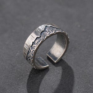 マウンテンレンジバンドリング、調節可能なヴィンテージ自然シンボルピークアセントチャレンジ、アドベンチャーギフト、バイカーリング、メンズリング、USサイズ8～11にフィット