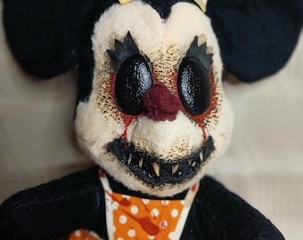 Peluche vintage de Minnie Mouse: coleccionable modificado con dientes de tiburón