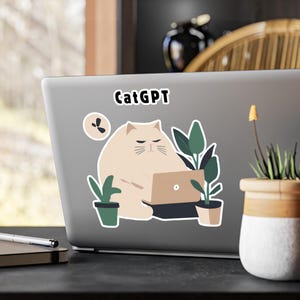Puede incluir: Una pegatina con un gato beige con un portátil, rodeado de plantas en macetas. El texto "CatGPT" está en la parte superior. El gato tiene una expresión neutra y el diseño es minimalista y moderno.