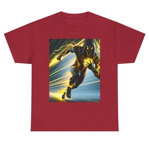 Puede incluir: Camiseta roja con un gráfico de un superhéroe corriendo con rayos amarillos.