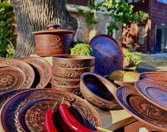 Juego de vajilla de cerámica hecha de arcilla roja, para 6 personas.