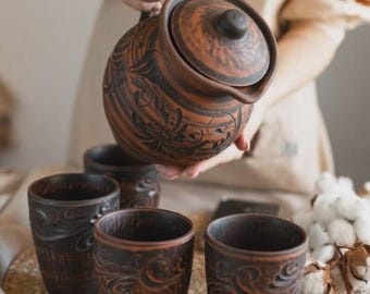 手作りの粘土製水差しセット 1.8L と 0.35L のカップ 4 個 – ウクライナの陶器製食器、素朴なドリンクセット