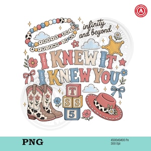Op de afbeelding: Een digitaal grafisch ontwerp met een kralenketting met de tekst YOU'VE GOT A FRIEND IN ME, de zin infinity and beyond, en de tekst I KNEW IT I KNEW YOU. Bevat cowboylaarzen, een hoed, blokken met TSS 5, een ster en bloemen.