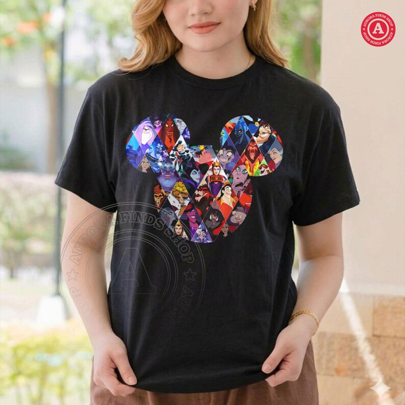 Puede incluir: Camiseta negra con un dise&ntilde;o de cabeza de Mickey Mouse lleno de im&aacute;genes coloridas de villanos de Disney. El gr&aacute;fico est&aacute; compuesto por formas de diamante y circulares, mostrando personajes de pel&iacute;culas animadas cl&aacute;sicas.