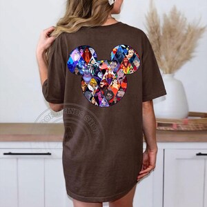 Puede incluir: Camiseta marr&oacute;n con un dise&ntilde;o de la cabeza de Mickey Mouse en la espalda, llena de im&aacute;genes de villanos de Disney en un patr&oacute;n de diamantes. La camiseta tiene mangas cortas y un corte holgado.