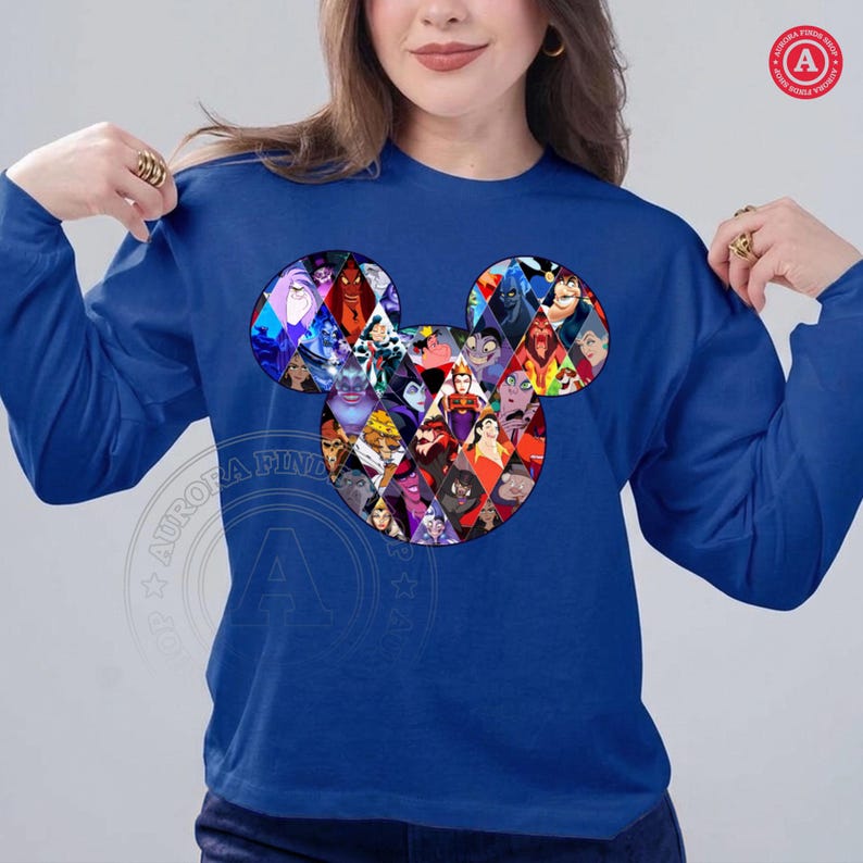 Puede incluir: Una sudadera azul real de manga larga con un dise&ntilde;o de cabeza de Mickey Mouse lleno de im&aacute;genes de villanos de Disney. El dise&ntilde;o est&aacute; formado por varias im&aacute;genes en forma de diamante de los villanos. La sudadera tiene cuello redondo y mangas largas.