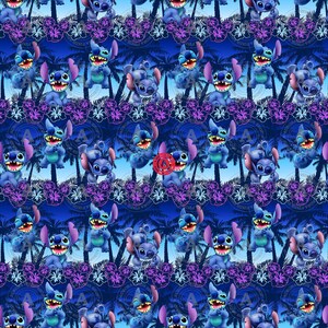 Puede incluir: Un patr&oacute;n repetitivo con el personaje Stitch de Lilo & Stitch. El dise&ntilde;o incluye a Stitch en varias poses, palmeras y flores de hibisco moradas sobre un fondo azul oscuro. El tema general es tropical y juguet&oacute;n.