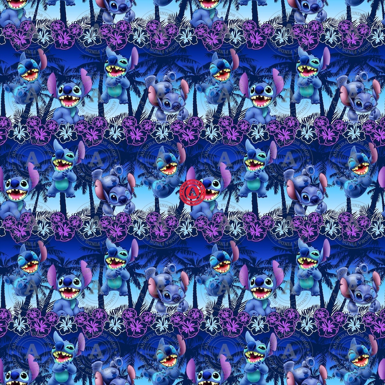 Puede incluir: Un patr&oacute;n repetitivo con el personaje Stitch de Lilo & Stitch. El dise&ntilde;o incluye a Stitch en varias poses, palmeras y flores de hibisco moradas sobre un fondo azul oscuro. El tema general es tropical y juguet&oacute;n.