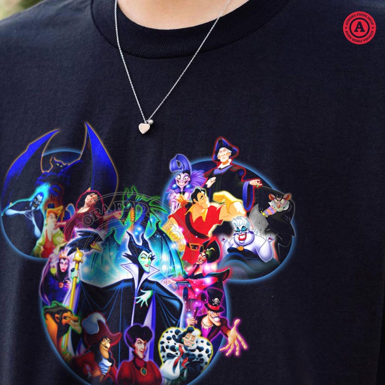 K&ouml;nnte beinhalten: Schwarzes T-Shirt mit einem Design von Disney-B&ouml;sewichten in Form eines Mickey Mouse-Kopfes. Die Grafik zeigt Charaktere wie Maleficent und Ursula. Eine silberne Halskette mit Herzanh&auml;nger ist sichtbar.