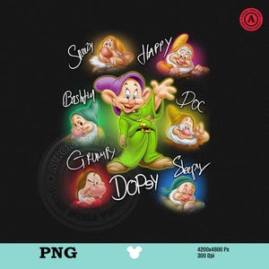 Pode incluir: Gráfico com os sete anões da Branca de Neve. Os anões são retratados com seus nomes: Sneezy, Happy, Bashful, Doc, Grumpy, Dopey e Sleepy. A imagem tem um fundo preto e um logotipo da Disney.