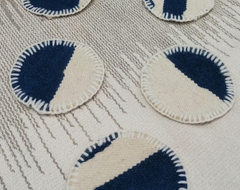 Handgemachte Untersetzer aus Wolle | Blau & Creme Abstrakt, Set von 6