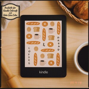 Könnte beinhalten: Ein Kindle E-Reader mit weißem Hintergrund und einem Muster aus Kaffeetassen, Brot und Gebäck. Der Text "COFFEE & BREAD" ist vertikal auf der rechten Seite des Bildschirms geschrieben. Das Kindle-Logo befindet sich am unteren Rand des Bildschirms.