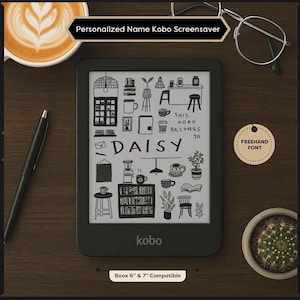 Op de afbeelding: Zwart-witte illustratie van een koffieshop-scène met de tekst "This Kobo belongs to Daisy" op een Kobo e-reader. De e-reader ligt op een houten oppervlak met een kop koffie, brillen en een cactus in een pot.