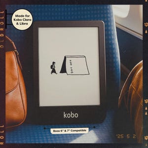 Può includere: Un'illustrazione in bianco e nero di una persona che cammina verso un libro con il testo "DAY OFF" sulla copertina. L'illustrazione è visualizzata su un e-reader Kobo con il testo "kobo" e "Boox 6" & 7" Compatibile" sotto l'illustrazione.