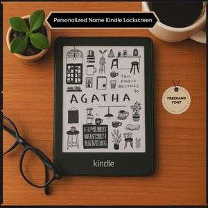 Puede incluir: Un lector electrónico Kindle en blanco y negro con una pantalla de bloqueo personalizada. La pantalla muestra una ilustración dibujada a mano de una cafetería con el nombre "AGATHA" escrito en una fuente caprichosa. El texto "This Kindle belongs to" también es visible en la pantalla.