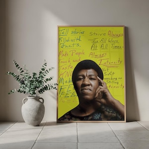 Op de afbeelding: Een rechthoekig ingelijst kunstwerk met een felgele achtergrond, handgeschreven zwarte en rode tekst zoals Tell stories, Strive Always en Intensity, en een portret van een persoon met een donkere muts op de voorgrond.
