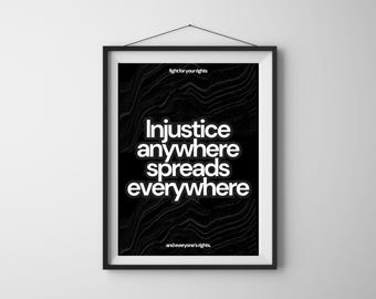 Può includere: Stampa artistica incorniciata in nero con la scritta bianca "Injustice anywhere spreads everywhere". Il testo è su uno sfondo nero con linee ondulate. La parte superiore della stampa recita "fight for your rights".