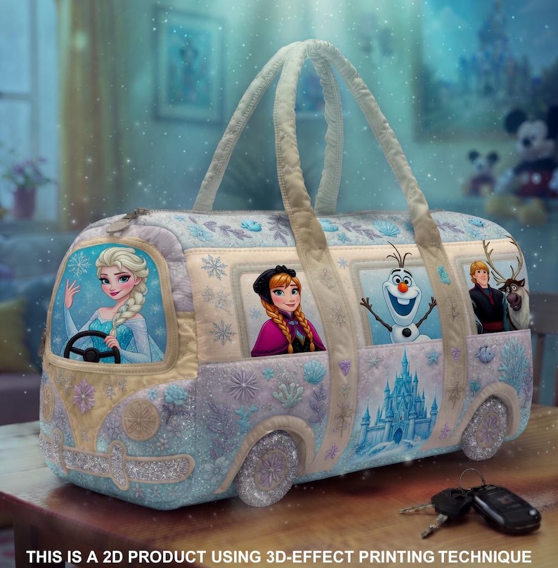 Op de afbeelding: Een grillige, gewatteerde reistas met een busontwerp met afbeeldingen van Elsa, Anna, Olaf en Kristoff uit de film Frozen. De tas heeft een lichtblauw en lavendel kleurenschema met sneeuwvlok- en bloemaccenten. De handvatten zijn lichtcr&egrave;me van kleur.