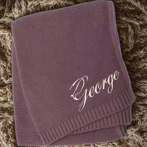 ニットベビーブランケット、カスタム刺繍ネーム、パーソナライズブランケット、ソフトおくるみ、男の子と女の子への新生児ギフト、ベビーシャワーのプレゼント