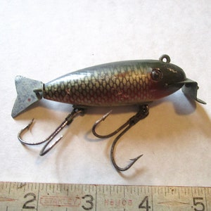 TU29 Creek Chub 800 Deluxe Wagtail Chub Glass Eye Wood Old Fishing Lure  Talk About Vintage Redside Color 