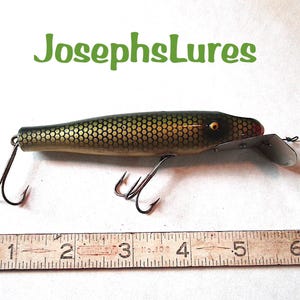 antique south bend fishing lures metal lip SURF-ORENO Wood Lure #963 RW RED WHITE this lure hits the sweet spot for casting distance and lifelike presentation Stack Tackle 4.5" Quigley Metal